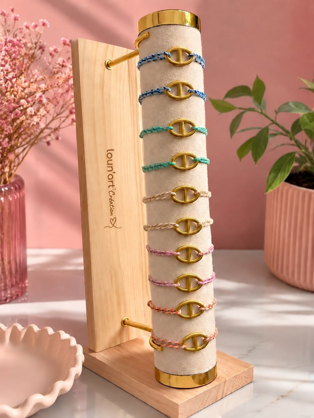 Bracelets cordon tressé à maille marine dorée sur le présentoir Loun'Art