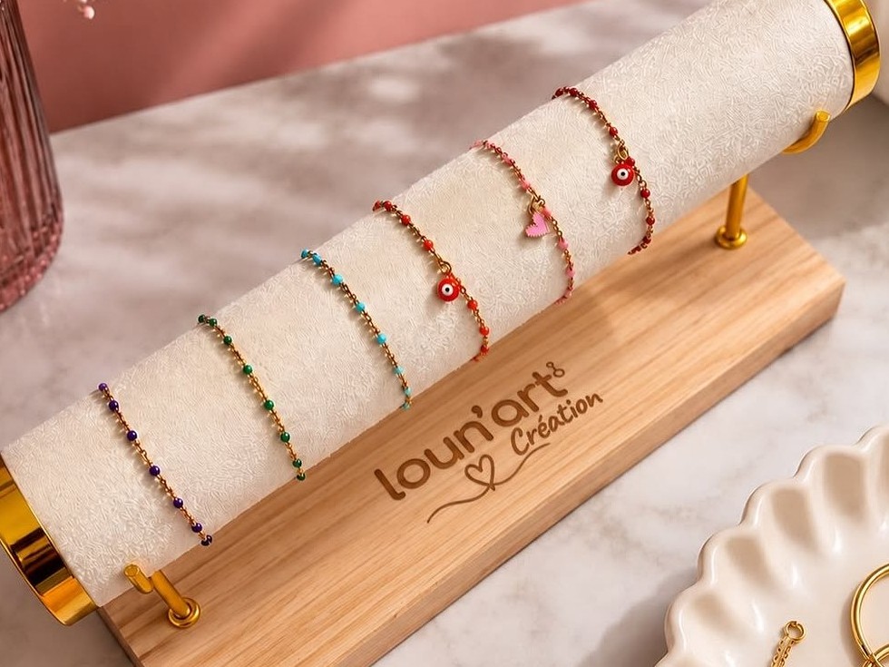 Bracelets à perles émaillées et petits charms sur le présentoir gravé Loun'Art Création